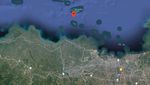 Penampakan Minyak Hitam Misterius yang Tumpah di Pulau Pari