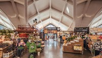 Kini pasar modern ini telah mendapatkan julukan ‘Foodie Heaven’ atau surganya bagi para penggemar makanan.  Desainnya yang keren, membuat banyak wisatawan yang berkunjung kemari. Foto: Songkai Liu