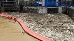 Sampah Menumpuk di Pintu Air Manggarai