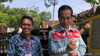 Kemudian saat touring motor ke Palabuhanratu, Jokowi mengenakan jaket jeans dengan gambar peta Indonesia di bagian depan. Foto: Ray Jordan/ detikcom