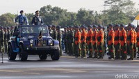 Kepala Staf Angkatan Udara (KSAU) Marsekal Yuyu Sutisna saat memantau upacara peringatan HUT ke-72  TNI AU di Lapangan Udara Halim Perdanakusuma, Jakarta Timur, Senin (9/4/2018).