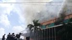 5 Jam Kebakaran Hotel di Pusat Kota Jambi Belum Bisa Dijinakkan
