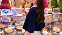 Satu lagi nih bukti Jamie suka dessert. Mantan istri konglomerat asal Indonesia ini kelihatan cantik berpose dengan es krim di tangannya. Foto: Instagram ec24m