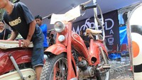 Sebagian mungkin bisa dikawinkan. Seperti leher atau bearing, rantai, sampai oli. Tapi bagian vitalnya rada sulit karena ini berbeda sekali misalkan saja pada sistem transmisinya. Ini transmisi kan di tangan, kalau yang motor sekarang mana ada seperti ini, katanya di TMII, Jakarta, akhir pekan kemarin. Foto: Ruly Kurniawan