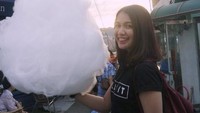 Wow! Cotton candy atau permen kapas yang dipegang Dea gede banget. Bisa buat makan 5 orang nih! Foto: Instagram @deaannisa