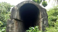 Lokasi Gua Jepang Palembang berada di Jalan AKBP H Umar atau tepat di belakang pasar KM 5 Kota Palembang. Di atas lahan kosong sekitar 2 hektar itu, gua itu tampak masih berdiri kokoh (Raja Adil/detikTravel)