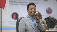 Ketum PPP M Romahurmuziy blak-blakan soal pertemuannya dengan Wakil Ketua Dewan Pembina Gerindra Sandiaga Uno. Rommy menegaskan Sandiaga masih mencari kemungkinan Prabowo menjadi cawapres Jokowi. “Sandiaga mengkonfirmasi masih ada tiga opsi yang bisa diambil Prabowo. Yaitu maju sendiri menjadi capres, mendorong orang lain jadi capres, dan ketiga adalah menjadi cawapres Jokowi dengan sejumlah syarat, ujar Rommy. (Foto: Dok. PPP)