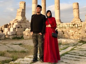 Gaya Makan Merakyat Ahmad Dhani dan Mulan Malah Kena Nyinyir