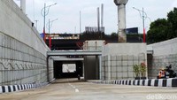 Sementara itu selain tidak alat berat, pihaknya juga tetap mempekerjakan 300 orang tenaga kerja harian yang bekerja dalam proyek pengerjaan proyek Underpass Mampang Kuningan .