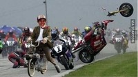 Marc Marquez tetap kuat sekalipun membalap dengan sepeda. (Foto: Twitter)