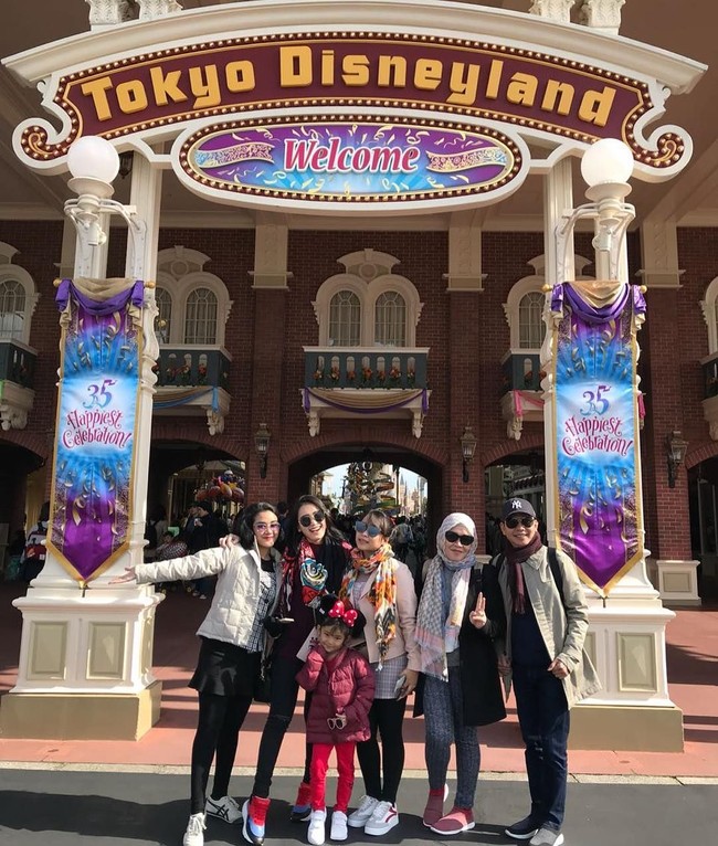 Berpose bersama seluruh keluarganya yang diajaknya liburan ke Jepang, Ayu Ting Ting terlihat memakai syal dari brand Louis Vuitton. Syal seri Kabuki Sticker Shawl itu harganya sekitar Rp U$ 935. Foto: Instagram