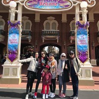 Berpose bersama seluruh keluarganya yang diajaknya liburan ke Jepang, Ayu Ting Ting terlihat memakai syal dari brand Louis Vuitton. Syal seri Kabuki Sticker Shawl itu harganya sekitar Rp U$ 935. Foto: Instagram