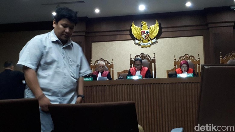 Hilman Cerita Detik-detik Tabrak Tiang Bareng Novanto Hilman Cerita Detik-detik Tabrak Tiang Bareng Novanto