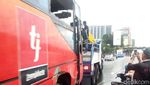 Foto: Evakuasi TransJakarta Terguling di Depan UKI