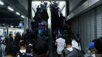 Eskalator dijadikan satu jalur saat terjadi penumpukan penumpang.