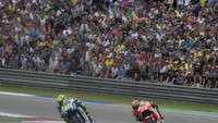 Rivalitas itu terjadi lagi di MotoGP Belanda musim yang sama. Kali ini duel keduanya lebih panas sampai melahirkan kontroversi. (Mirco Lazzari gp/Getty Images)