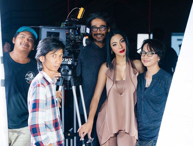 Wanita yang biasa disapa Mali ini sepertinya sedang terlibat satu proyek kerja di Jakarta. Ia terlihat mem-posting sejumlah kegiatannya dengan para kru. Foto: Instagram/@faye_malisorn