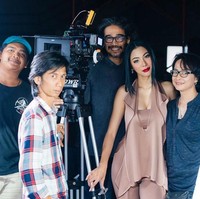 Wanita yang biasa disapa Mali ini sepertinya sedang terlibat satu proyek kerja di Jakarta. Ia terlihat mem-posting sejumlah kegiatannya dengan para kru. Foto: Instagram/@faye_malisorn