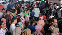 Pengendara sepeda motor, pengendara mobil, pejalan kaki dan kuli panggul tumpah dalam satu jalan.