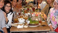 Tuh kan, saking akurnya keluarga ini. Saat Iis Dahlia Makan malam dengan musisi dangdut lain, suami, Devano, dan Salsa. Wajah Devano kelihatan sangat senang melahap ayam penyet dan segelas es teh manis. Nyam! Foto: Instagram @indhrdv