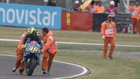 Rossi memang bisa melanjutkan lomba, tapi cuma finis di posisi ke-19. Sementara itu, Marquez terkena penalti 30 detik dan finis di posisi 18. Foto: Mirco Lazzari gp/Getty Images