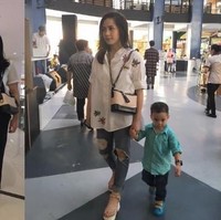 Nagita Slavina juga tak hanya punya satu tas Chanel seri Gabrielle Hobo. Selain yang berwarna biru, dia juga memiliki koleksi tas sejenis yang berwarna putih. Harganya pun sama mencapai US$ 3.200 atau sekitar Rp 44 juta. Foto: Instagram