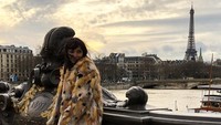 Liburan ke Eropa, tentu tak lengkap tanpa singgah ke Paris di Prancis. Di sini Tata tampak berfoto dengan latar Menara Eiffel yang romantis (@tatacahyani/Instagram)