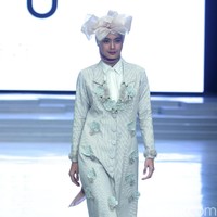 Koleksi terbaru ETU by Restu Anggraini ini dengan mengangkat tema Poetic Breeze di Indonesia Fashion Week 2018, Jakarta Convention Center. Sabtu [31/3/2018]. [Foto: mohammad Abduh/Wolipop]