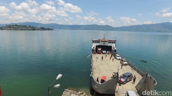 Berwisata ke Samosir, biasanya akan melewati Pelabuhan Ajibata, Parapat untuk naik feri menuju Pelabuhan Tomok, Samosir. Kalau Anda membawa mobil, harus naik kapal ferry (Okta Marfianto/detikTravel) Berwisata ke Samosir, biasanya akan melewati Pelabuhan Ajibata, Parapat untuk naik feri menuju Pelabuhan Tomok, Samosir. Kalau Anda membawa mobil, harus naik kapal ferry (Okta Marfianto/detikTravel)