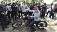 Jaket tersebut sempat viral dan jadi bahan perbincangan. Jaket itu dihina karena menggambarkan peta Indonesia yang terbelah. 