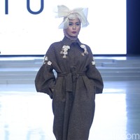 Koleksi terbaru ETU by Restu Anggraini ini dengan mengangkat tema Poetic Breeze di Indonesia Fashion Week 2018, Jakarta Convention Center. Sabtu [31/3/2018]. [Foto: mohammad Abduh/Wolipop]