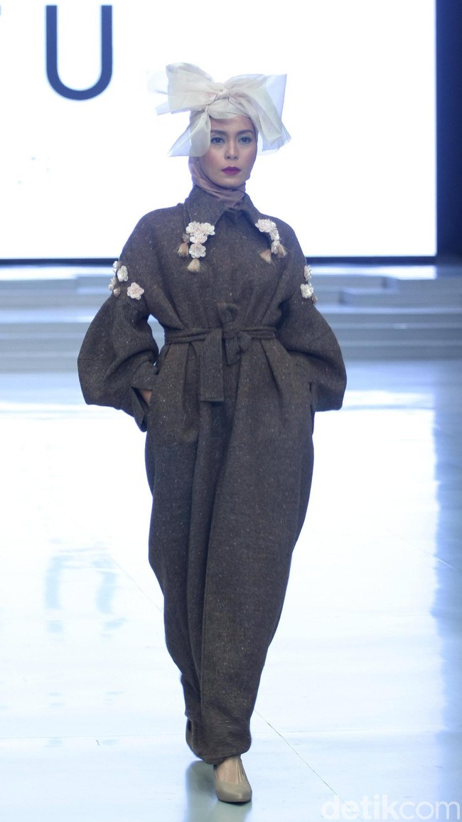 Koleksi terbaru ETU by Restu Anggraini ini dengan mengangkat tema Poetic Breeze di Indonesia Fashion Week 2018, Jakarta Convention Center. Sabtu [31/3/2018]. [Foto: mohammad Abduh/Wolipop]