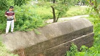 Saat ini, tampak Gua Jepang Palembang sudah dipenuhi rumput dan semak belukar karena tak ada perawatan. Pada bagian dalam terlihat gua dipenuhi sampah dan bau tak sedap (Raja Adil/detikTravel)