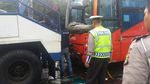Foto: Evakuasi TransJakarta Terguling di Depan UKI