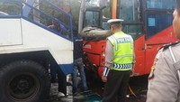 mobil derek sudah siap di lokasi sejak pukul 05.00 WIB. Bus TransJ berwarna merah itu mengalami rusak parah di bagian kaca depan.