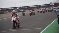 Beginilah posisi start dalam balapan di sirkuit Termas de Rio Hondo, Senin (9/4/2018) dinihari WIB. Jack Miller, yang menempati pole, diberi keuntungan untuk start jauh di depan para pebalap lainnya karena sejak awal dia memilih ban slick. Foto: Mirco Lazzari gp/Getty Images