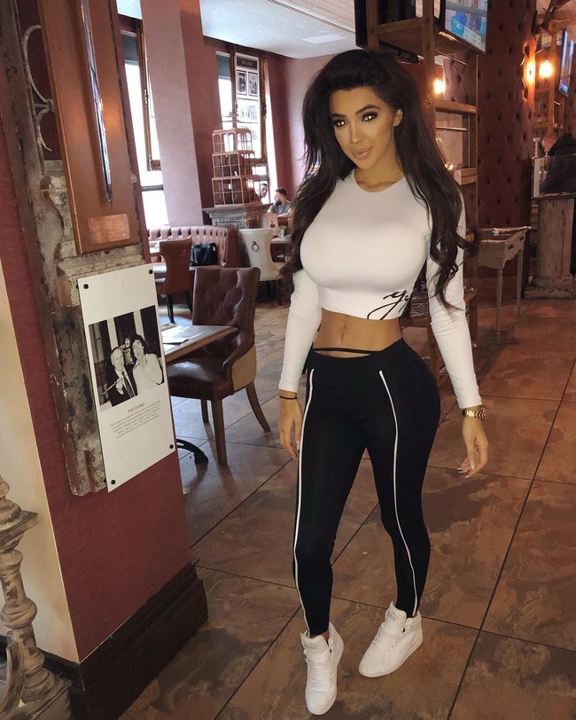 Ibu satu anak ini pernah pacaran dengan pengusaha tajir melintir John Gray yang 34 tahun lebih tua darinya. Chloe pun putus setelah menerima banyak uang. Foto: Instagram