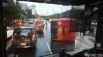 Penampakan TransJakarta Terguling di Depan UKI