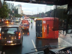 TransJ Terguling, Sandi: Sopir Kaget Mobil Melintas, Rem Mendadak