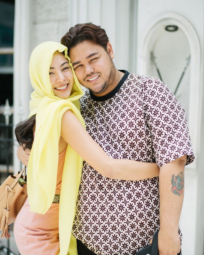 Seorang wanita cantik tiba-tiba sering muncul di postingan Instagram desainer dan presenter Ivan Gunawan. Ia diketahui bernama Supaporn Malisorn asal Thailand, namun lebih dikenal dengan Faye Malisorn. Foto: Instagram/@faye_malisorn