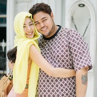 Seorang wanita cantik tiba-tiba sering muncul di postingan Instagram desainer dan presenter Ivan Gunawan. Ia diketahui bernama Supaporn Malisorn asal Thailand, namun lebih dikenal dengan Faye Malisorn. Foto: Instagram/@faye_malisorn