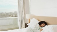 Miring bertumpu pada satu sisi tubuh dengan kedua tangan di depan adalah posisi dari tidur the yearner. Posisi ini dapat mengurangi masalah kesehatan yang berhubungan dengan asam lambung dan sleep apnea. Orang dengan posisi tidur seperti ini cenderung terbuka untuk hal-hal baru tapi curigaan dan sinis. Foto: Thinkstock