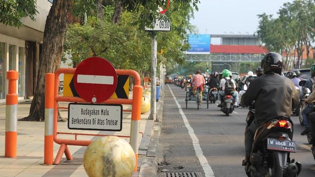 Pak Polisi, Banyak R2 Naik ke Trotoar Nih!