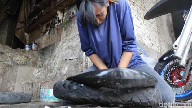 Ini Sosok Tukang Tambal Ban Cantik Asal Garut yang Viral di Medsos
