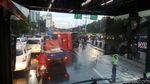 Penampakan TransJakarta Terguling di Depan UKI