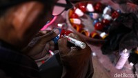 Kepada ondel-ondel itu diwarnai menggunakan spidol.