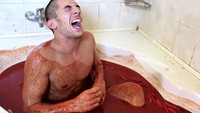 Youtuber Cemre Candar pernah berusaha menyeburkan dirinya ke dalam bak mandi berisi 1.250 botol saus cabai. Hanya dalam hitungan detik dirinya sudah berteriak-teriak kesakitan. (Foto: Youtube/CemreCandar)