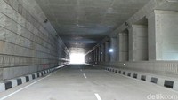 Dinding underpass sengaja dibuat bermotif dan berwarna semen alami, alias tidak dicat. 