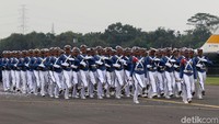 Para prajurit saling merapatkan barisan.