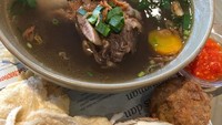 I just love Indonesian soups!, tulis pplsk21. Sop iganya diberi pelengkap emping, telur rebus dan perkedel. Foto: Instagram pplsk21